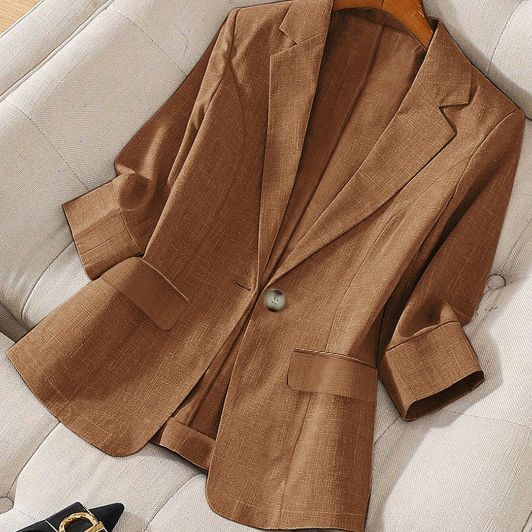 Sophisticated women's cropped tailored blazer, ideal for professional office wear.