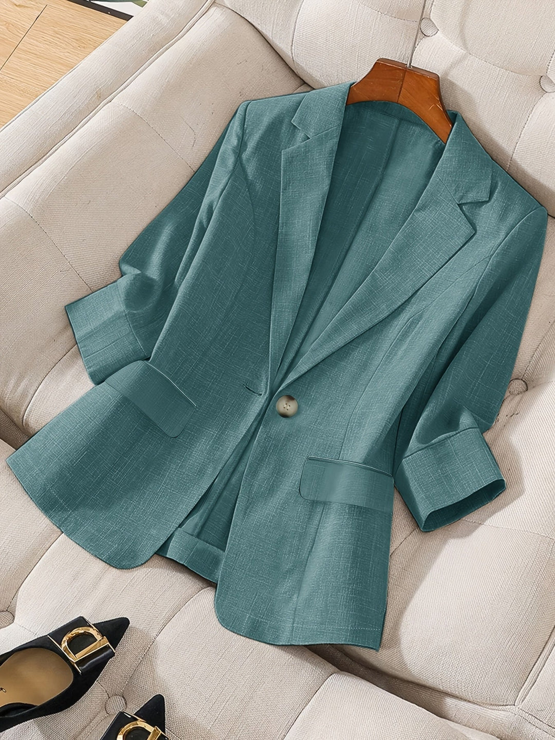 Versatile women's cropped blazer, perfect for smart casual & professional outfits.