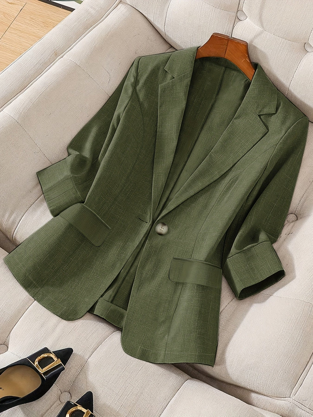 Women's office wear: tailored cropped blazer, versatile for business casual.