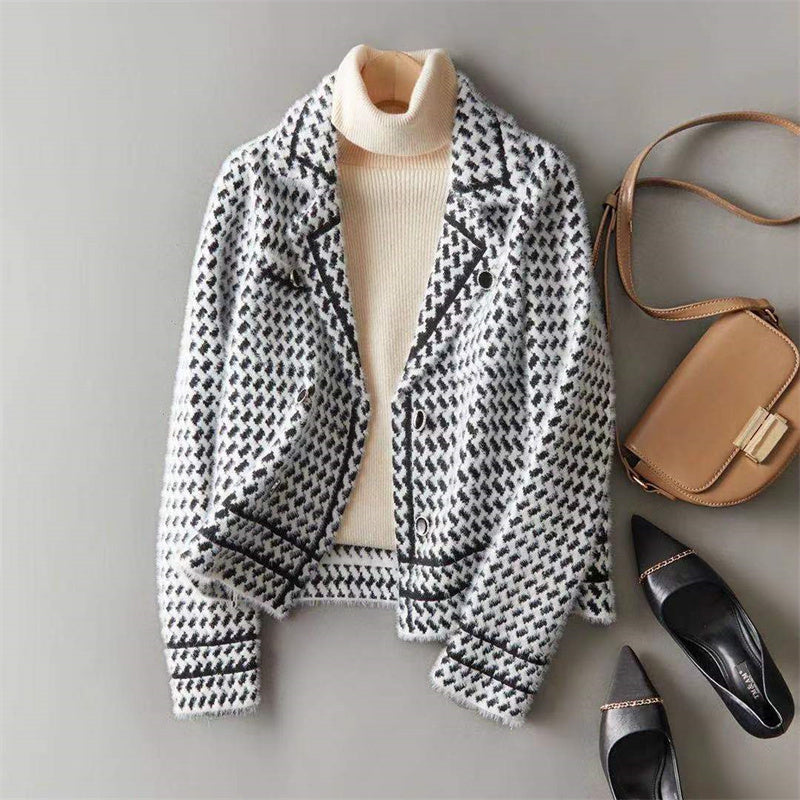 Tailored houndstooth women's jacket, ideal for a structured look.