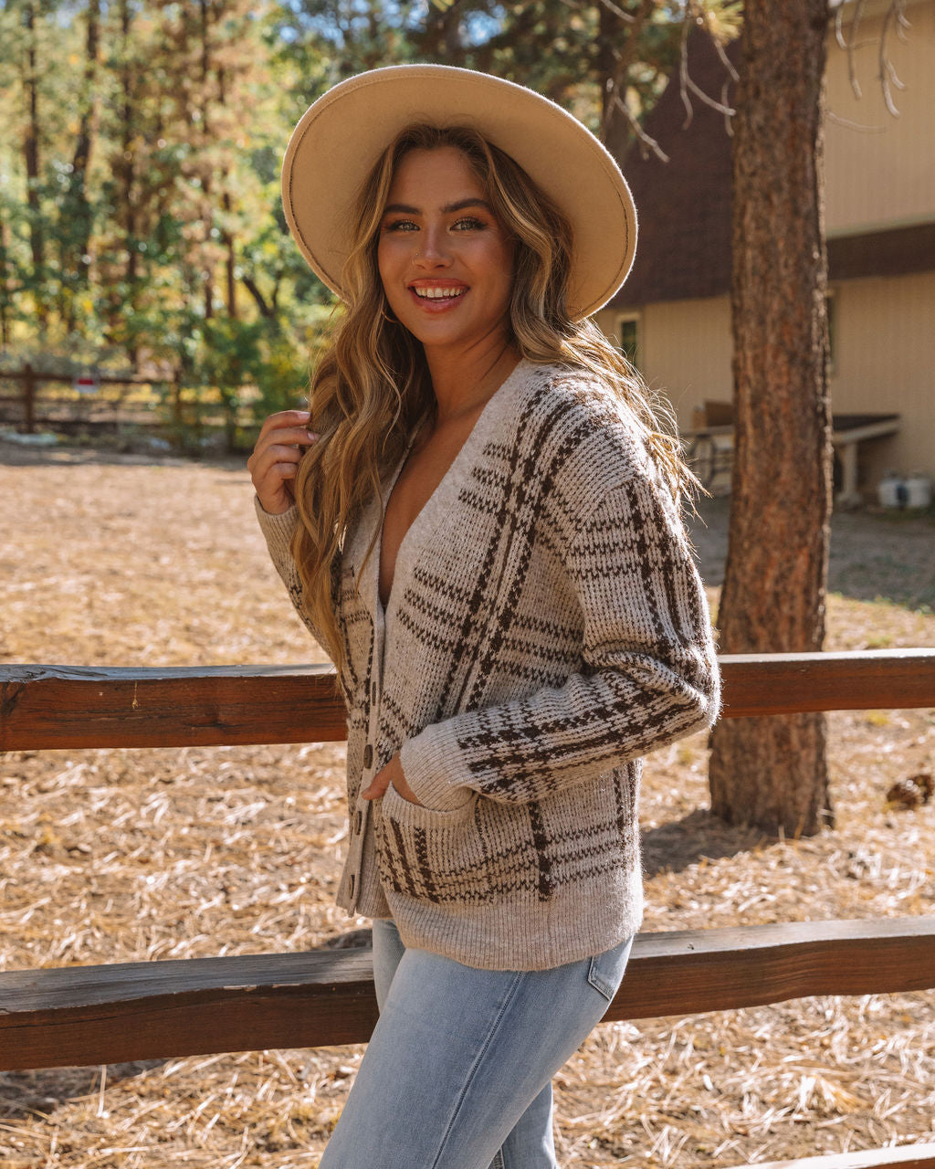 Fall fashion women's tailored plaid vest, a chic button-front outerwear piece for elegant layering.