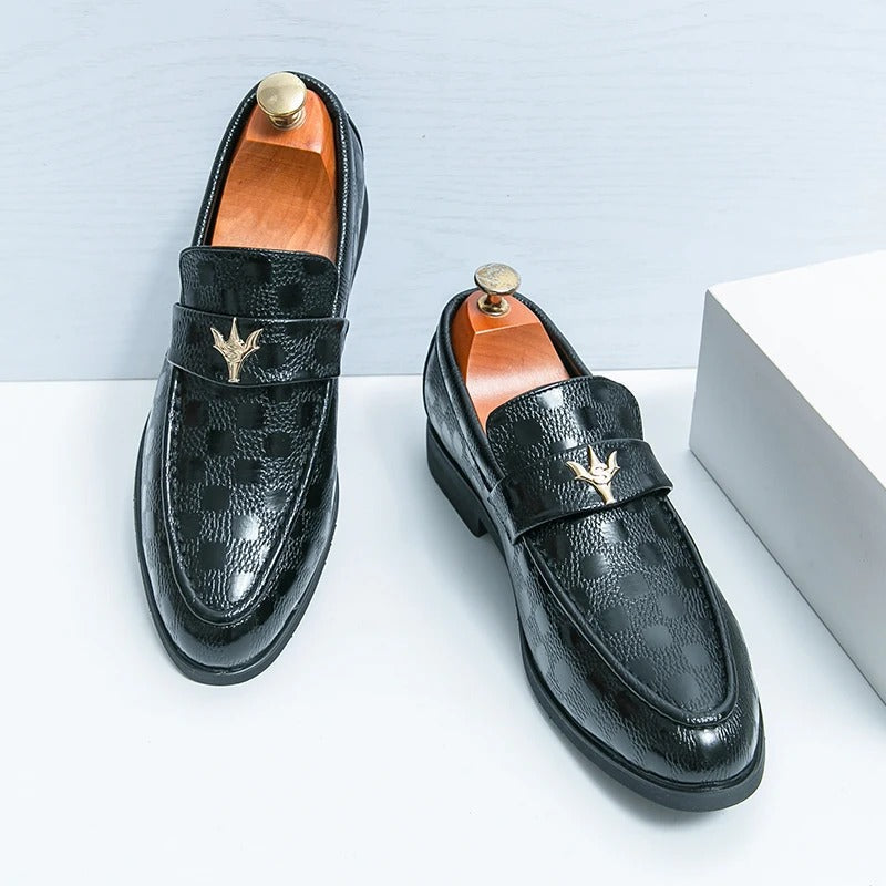Chic women's textured slip-on loafers, perfect for versatile fashion and everyday comfort.