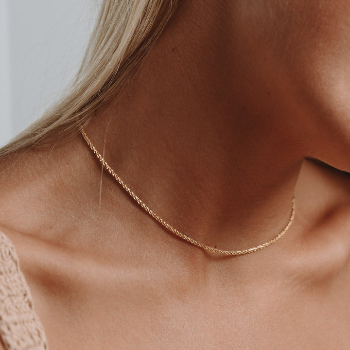 Elegant gold & silver timeless necklace for women, hypoallergenic & waterproof jewelry.