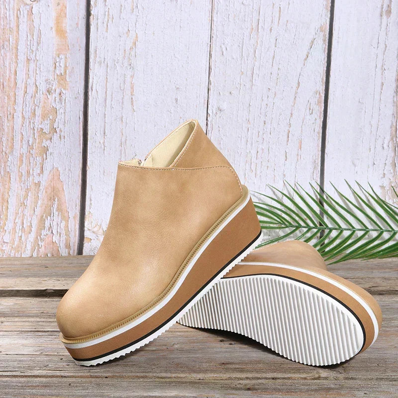 Casual women's trendy ankle boots with a sturdy platform sole & practical zipper closure.