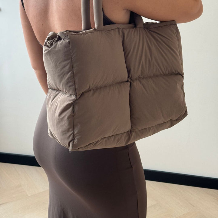 Stylish women's puffer shoulder bag, a spacious daily carryall perfect for work or school.