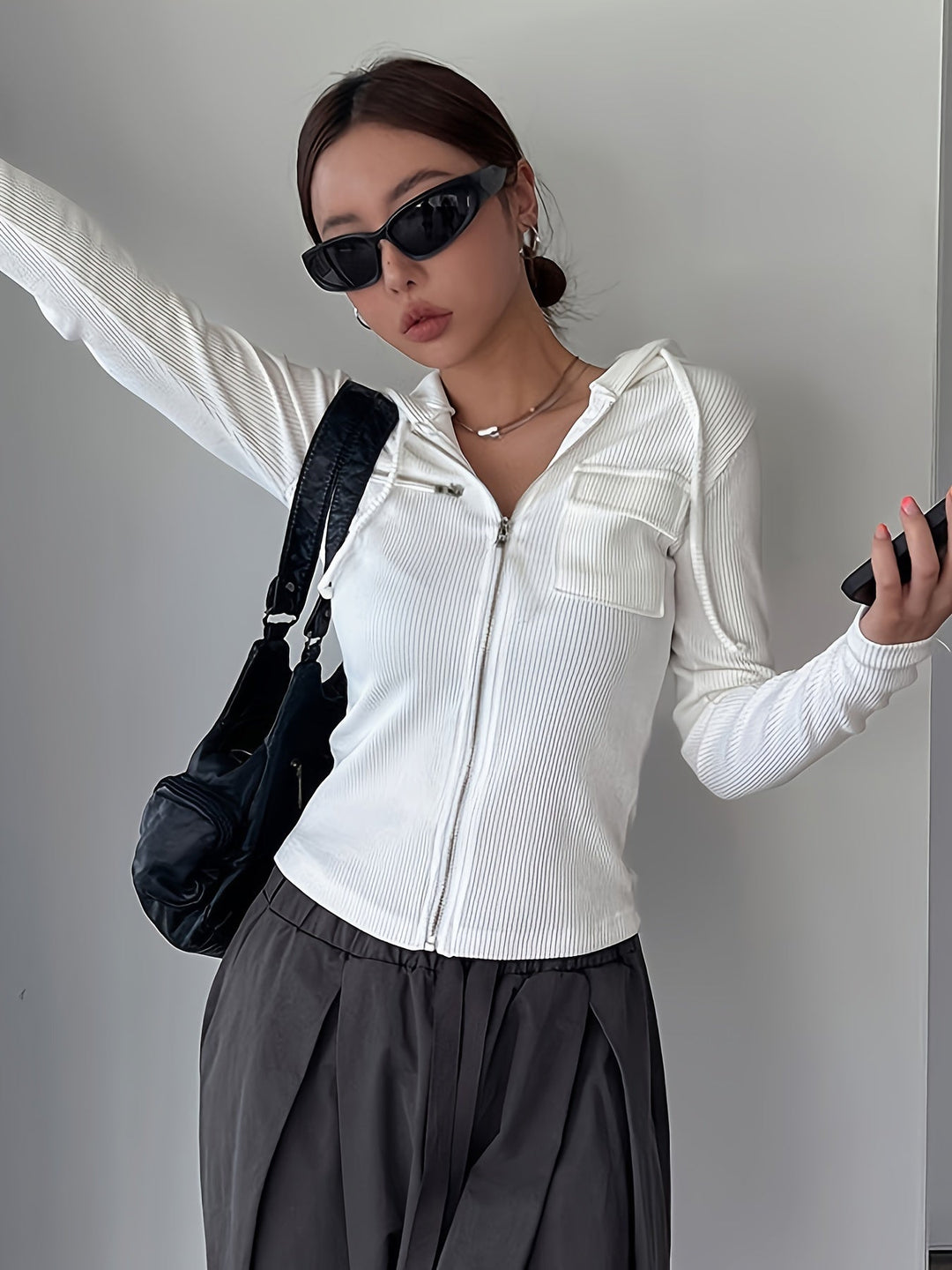 Fashionable women's cropped pullover hoodie, a trendy top for effortless streetwear and casual comfort.