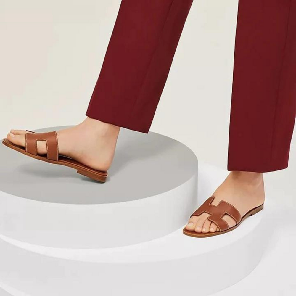 Stylish women's H-profile flat slide sandals, comfortable and trendy for everyday casual wear.