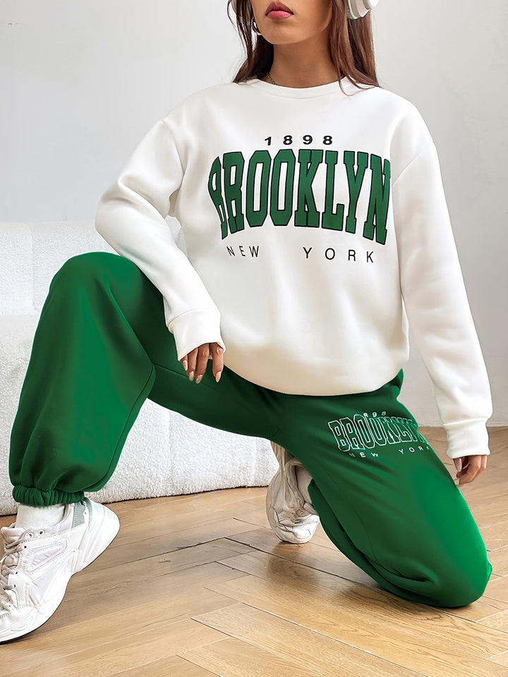 Chic women's two-piece jogging suit with trendy letter print. Comfortable loungewear and casual outfit.