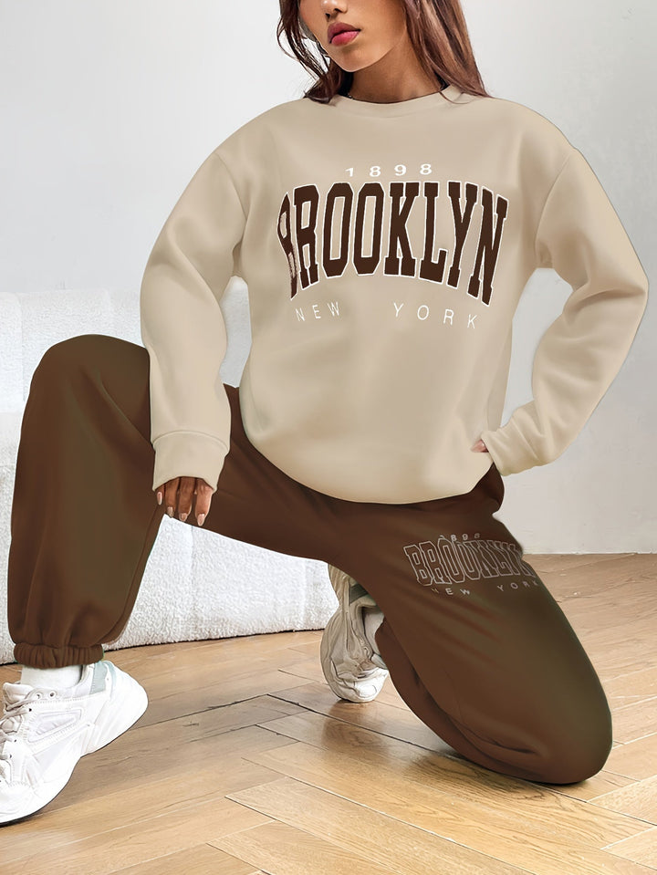 Comfortable women's two-piece jogging suit with stylish letter print. Ideal loungewear and activewear.