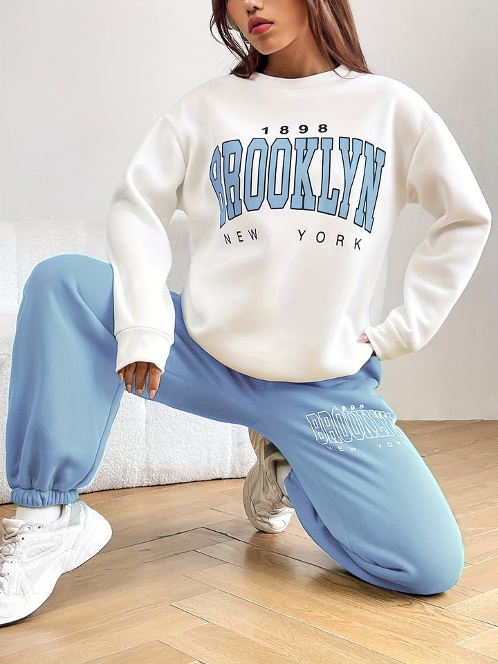 Stylish women's activewear tracksuit with a trendy letter print design. Great for daily jogging or casual outfits.