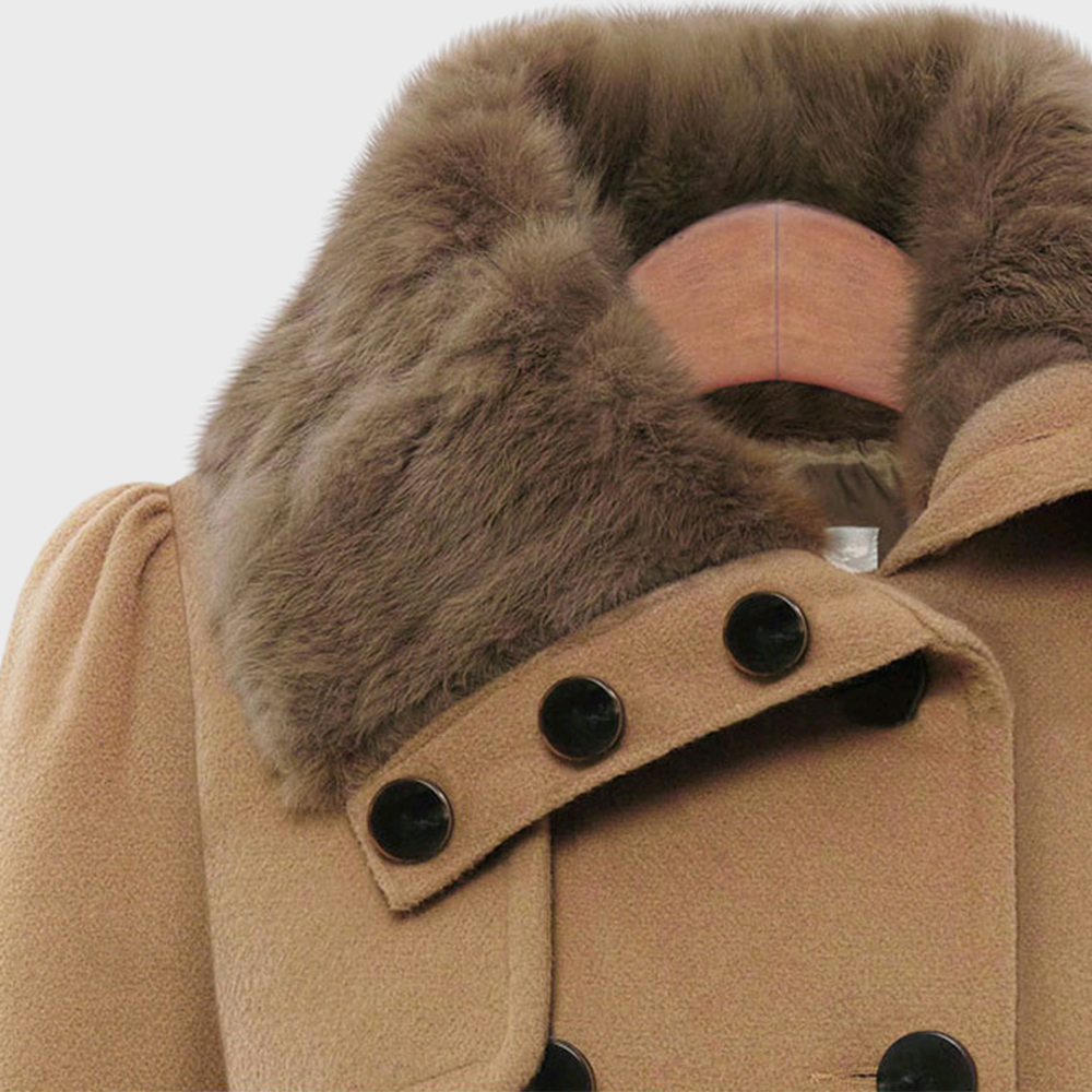 Casual women's trendy jacket with a relaxed fit, ideal for versatile seasonal outerwear.