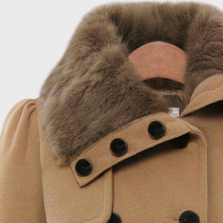 Casual women's trendy jacket with a relaxed fit, ideal for versatile seasonal outerwear.