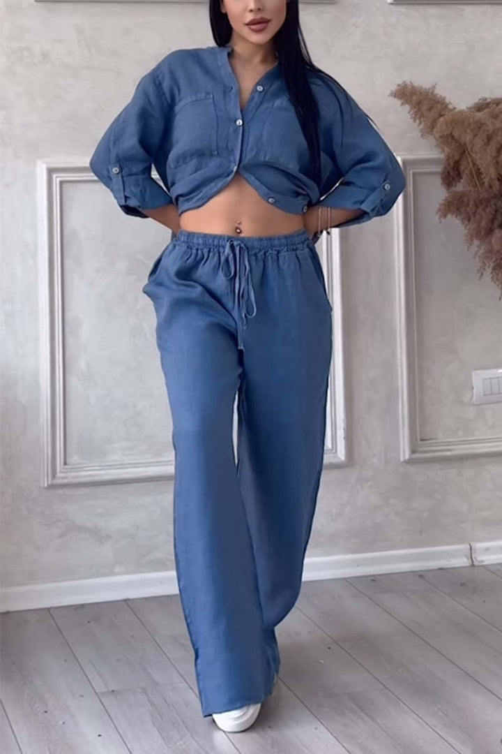 Relaxed fit women's casual set: a comfy blouse and wide trousers, ideal leisure or travel wear.