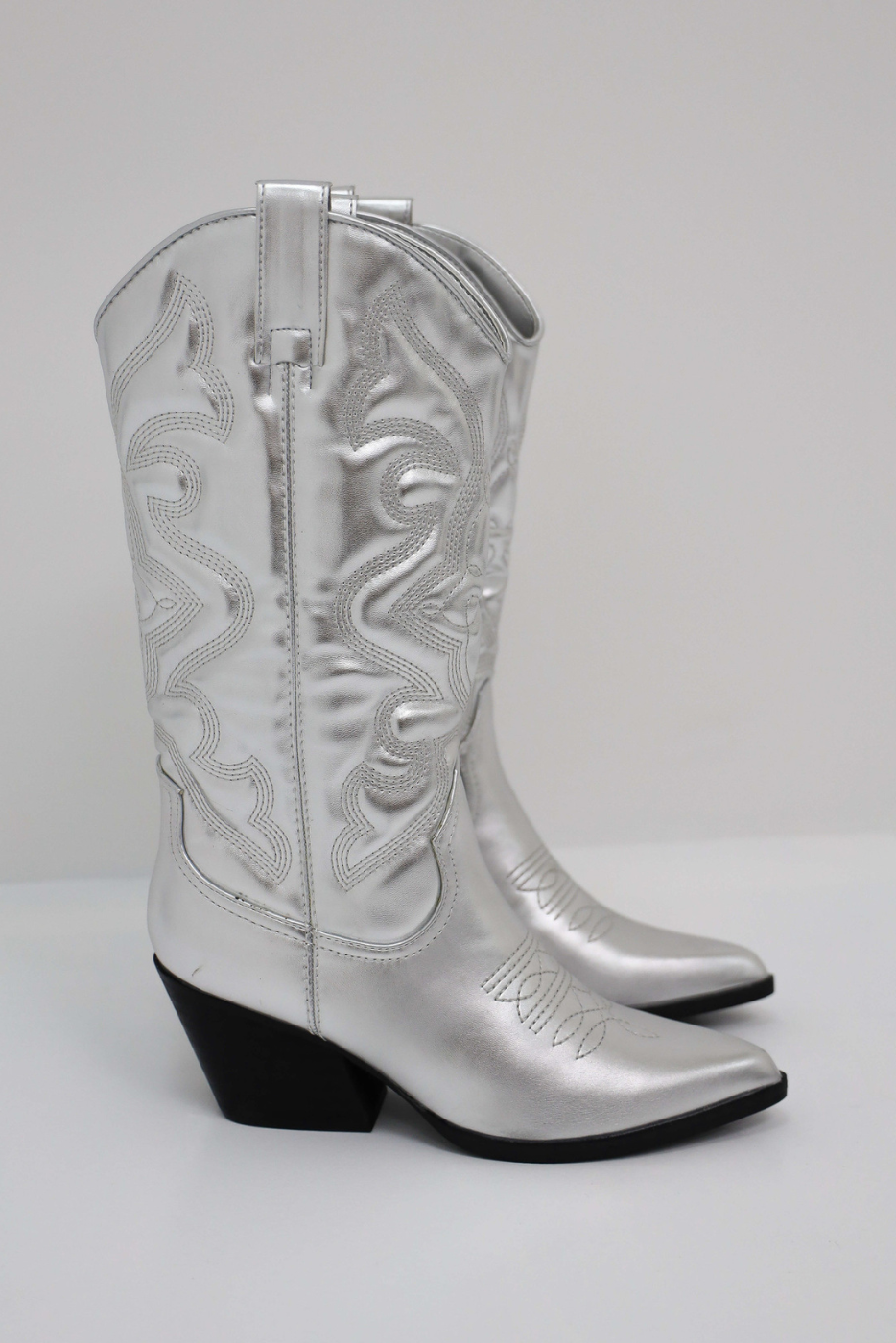 Close-up of pointed toe on women's trendy western cowboy boots. Stylish fashion boots with block heel.