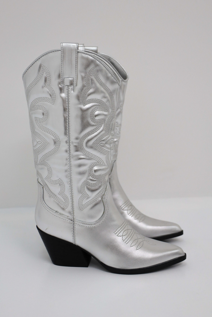 Close-up of pointed toe on women's trendy western cowboy boots. Stylish fashion boots with block heel.