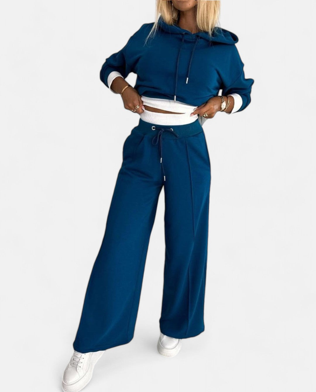 Chic women's two-tone hoodie and coordinating wide-leg pants. A stylish and comfortable casual set.