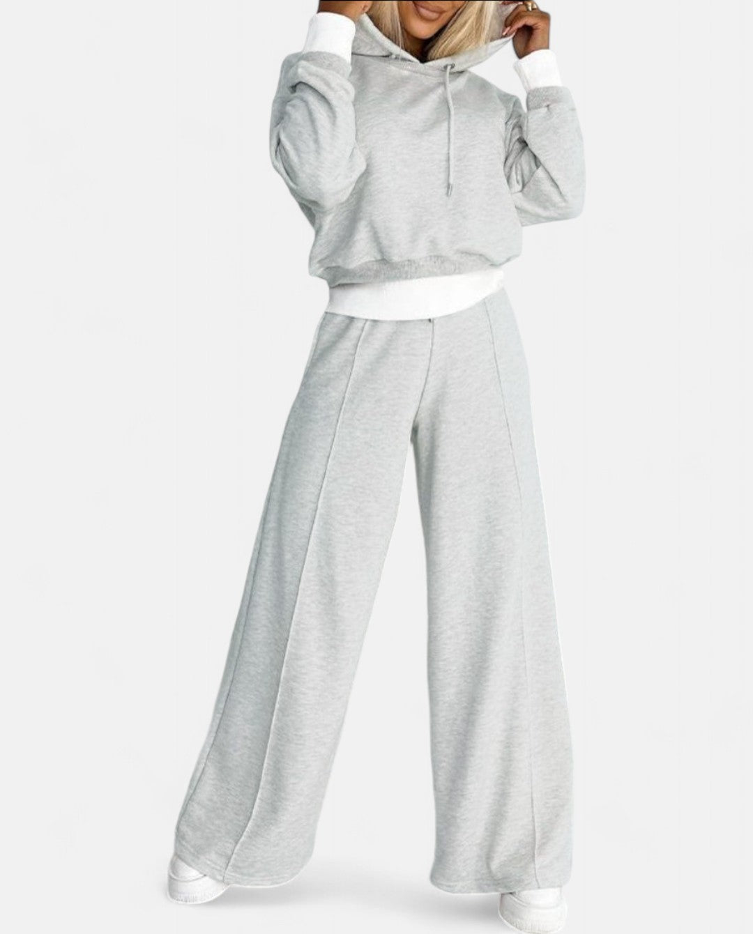 Women's two-tone coordinated set: cozy hoodie and fashionable wide-leg pants. Ideal for casual wear or loungewear.