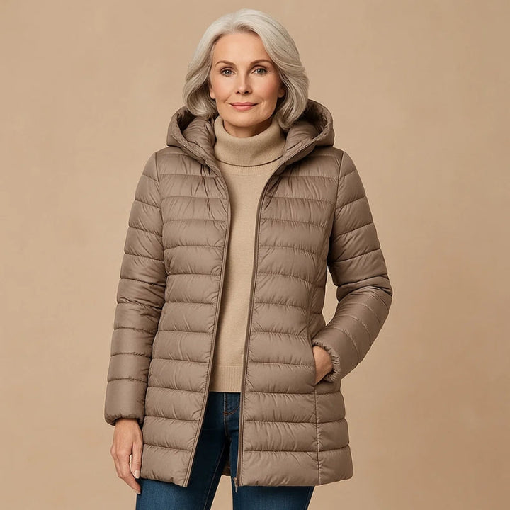 Casual women's insulated puffer coat, ultra-light design, great for fall & winter travel.