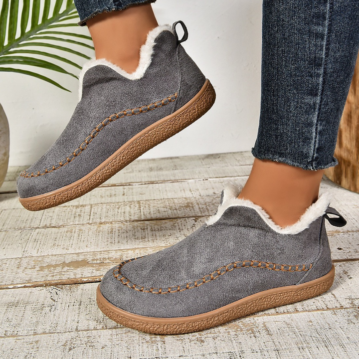 Plush women's slippers for indoor comfort. Soft, warm footwear perfect for cozy loungewear & winter.