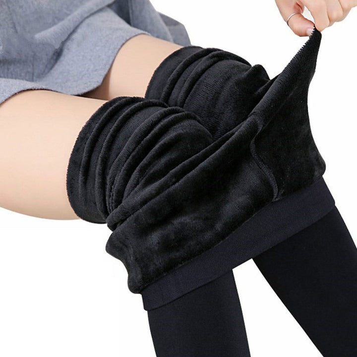 Super soft women's thermal leggings, ultra-warm for cold weather and cozy comfort.