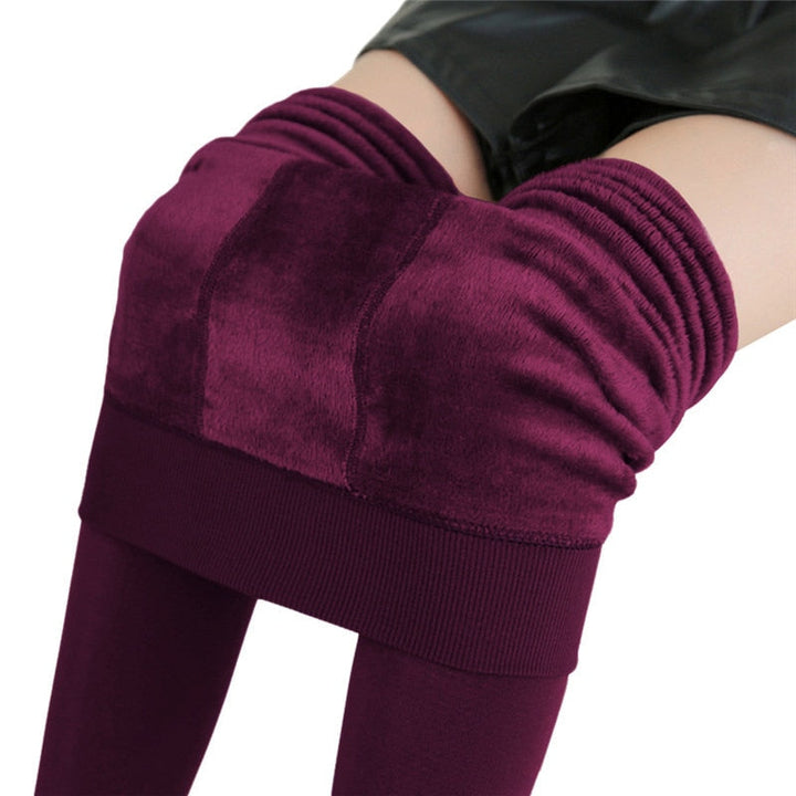 Comfortable women's winter leggings, ideal for everyday wear and staying warm in cold weather.