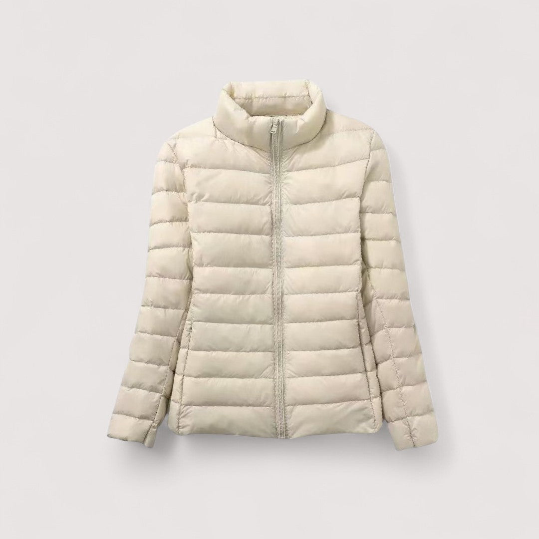 Fashionable women's ultralight puffer jacket, perfect for cold winter days.