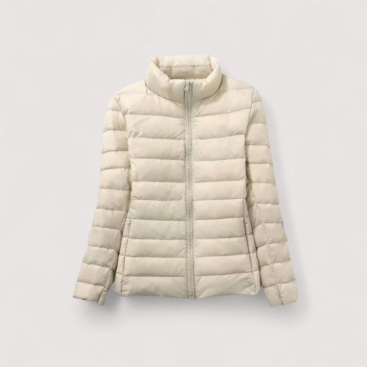 Fashionable women's ultralight puffer jacket, perfect for cold winter days.