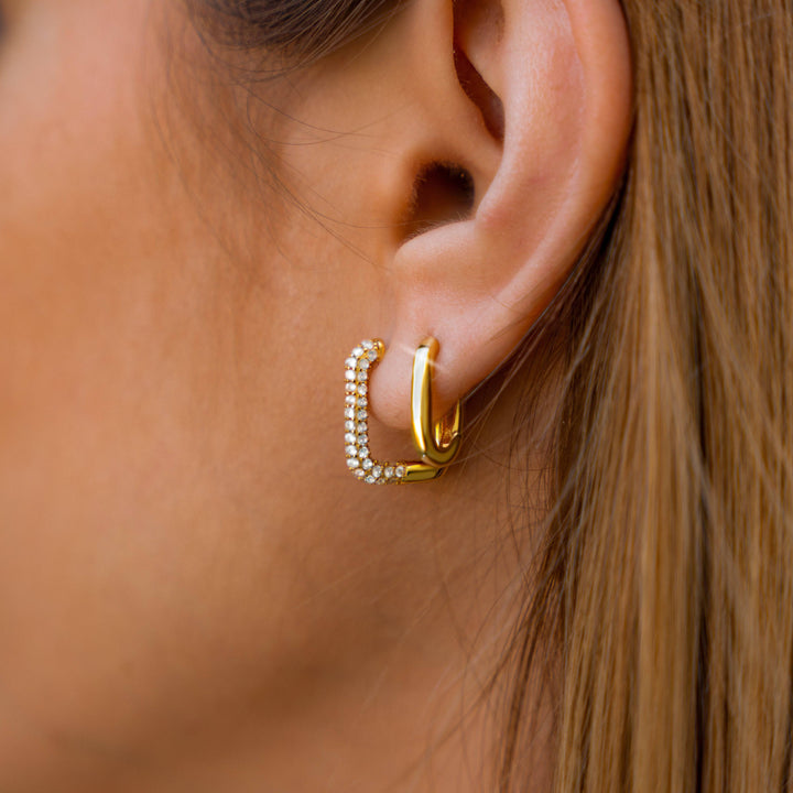 Minimalist silver hoop earrings, a unique chain link design. Perfect everyday accessory for women's elegant style.