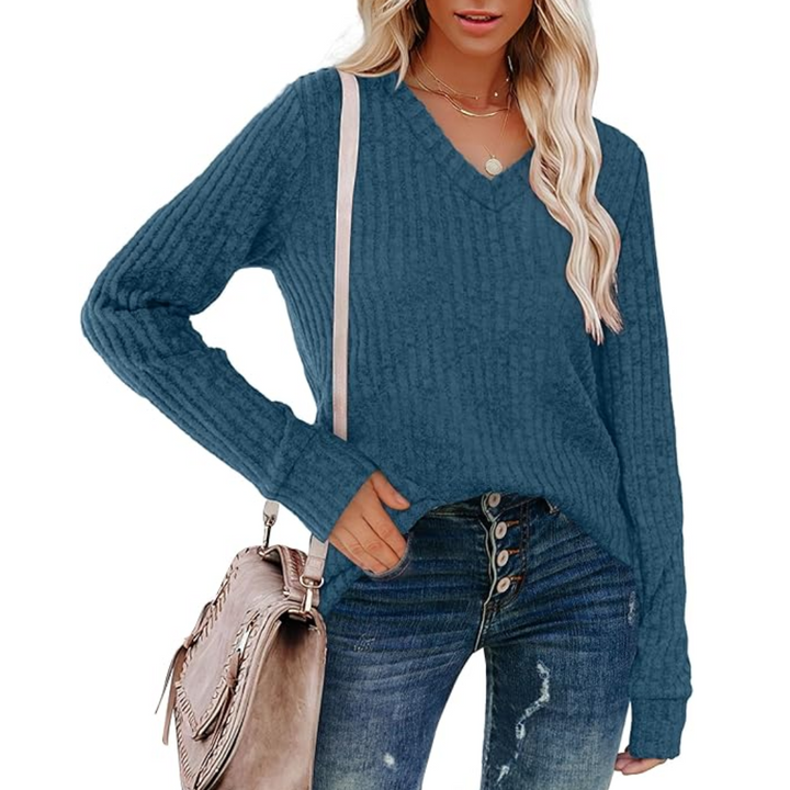 Soft women's V-neck tunic sweater, an essential for a relaxed yet chic autumn wardrobe