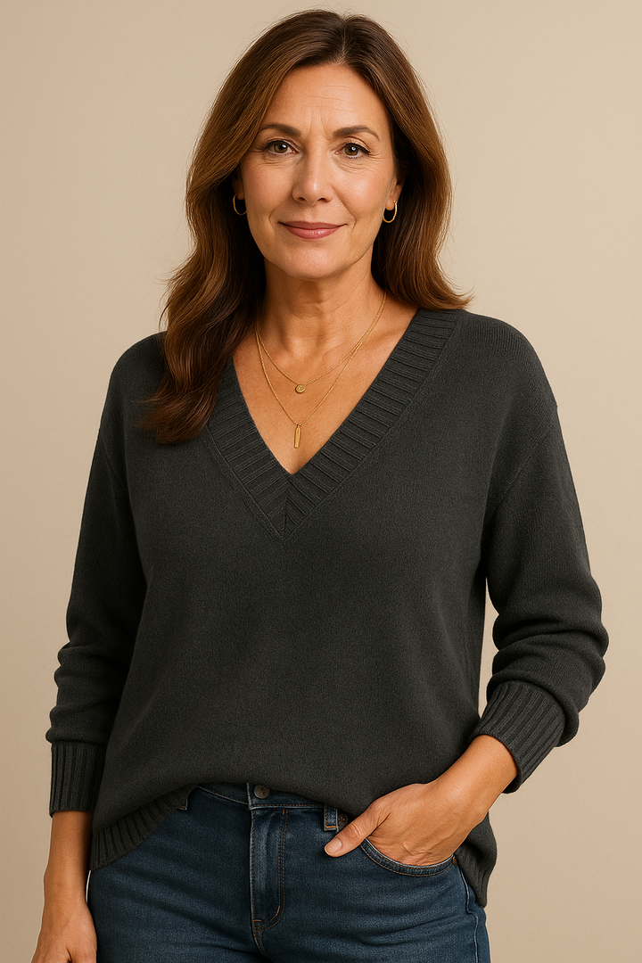 Casual women's long sleeve V-neck sweater, relaxed fit, ideal for everyday comfort.