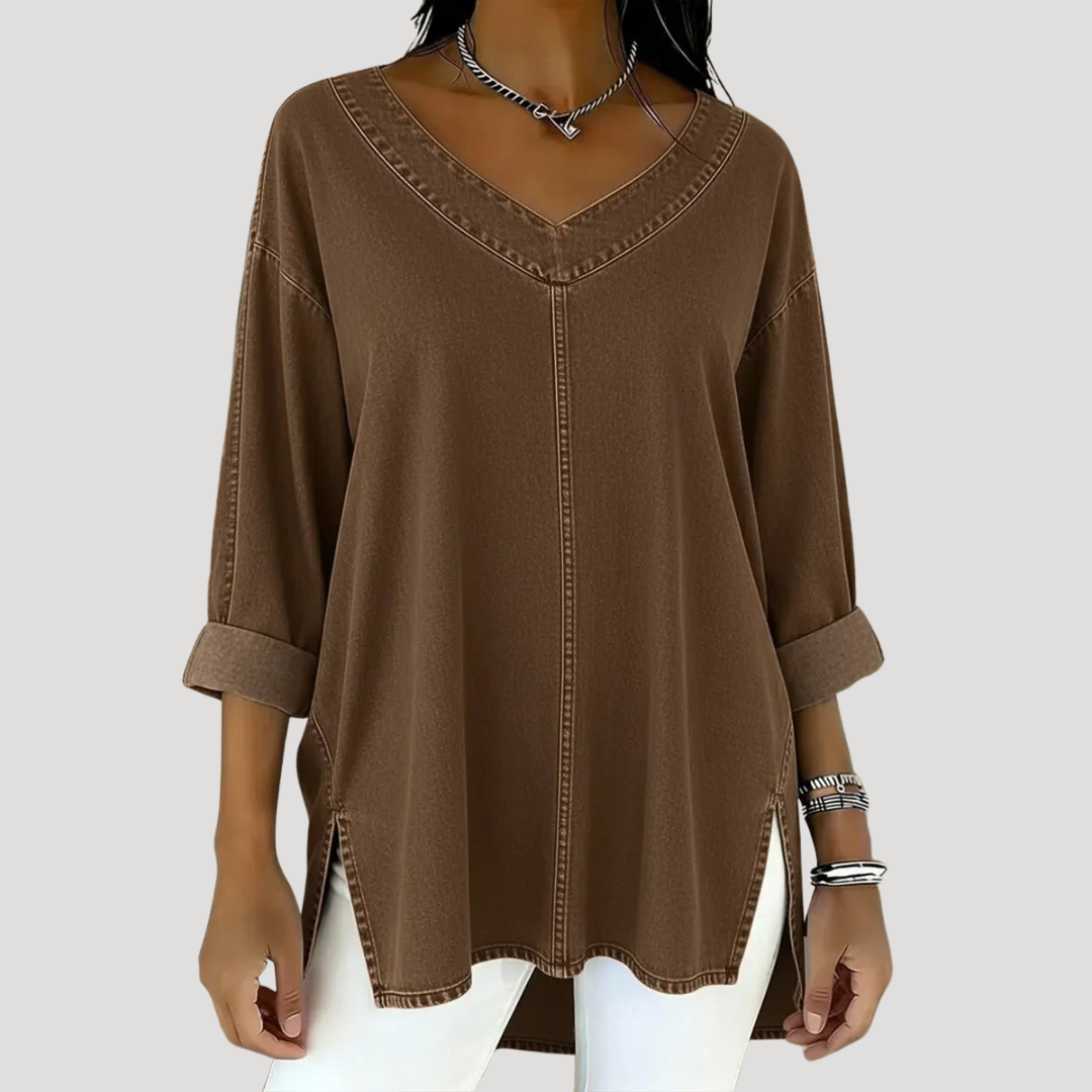 Casual women's V-neck tunic with elbow sleeves & subtle side slits. Perfect for versatile, everyday styling.