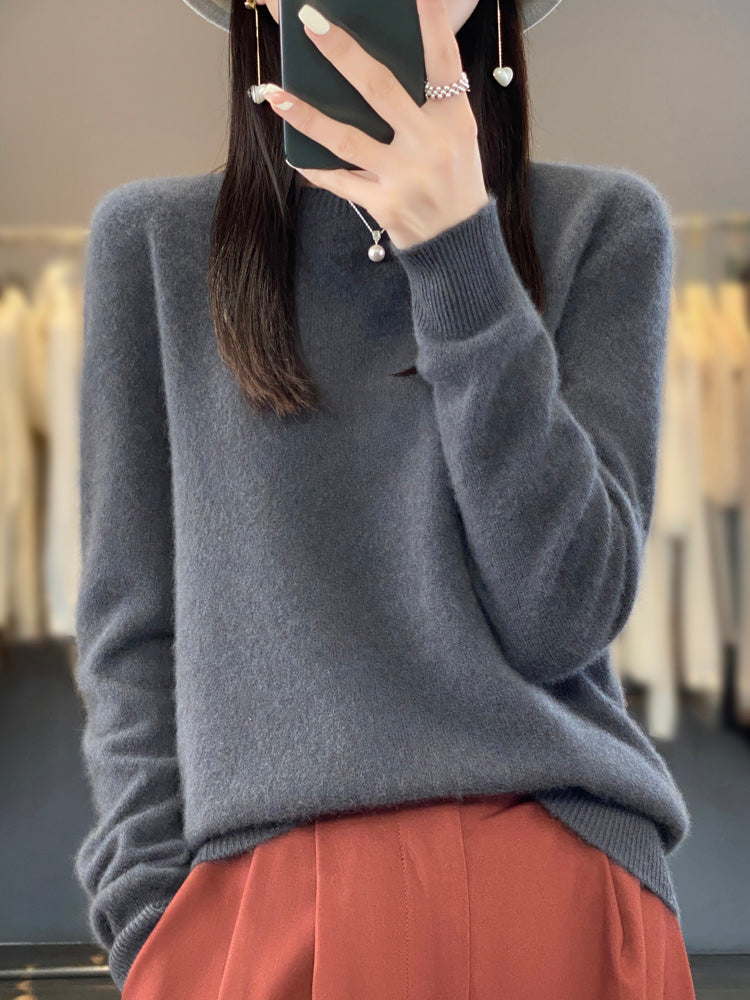 Cozy long sleeve women's knitwear, perfect for winter fashion and relaxed fit.