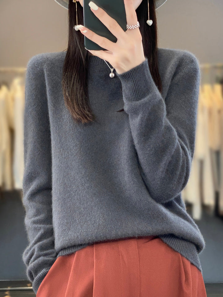 Cozy long sleeve women's knitwear, perfect for winter fashion and relaxed fit.