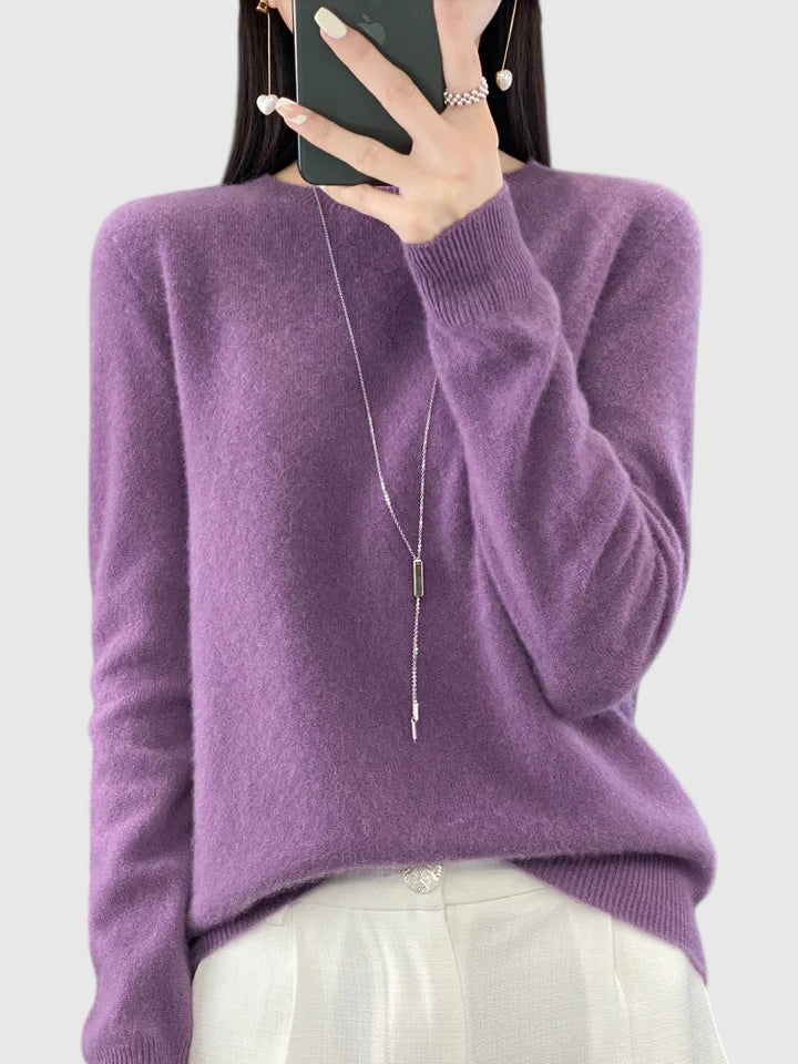 Comfortable women's round neck knitwear, ideal for winter fashion and relaxed style.