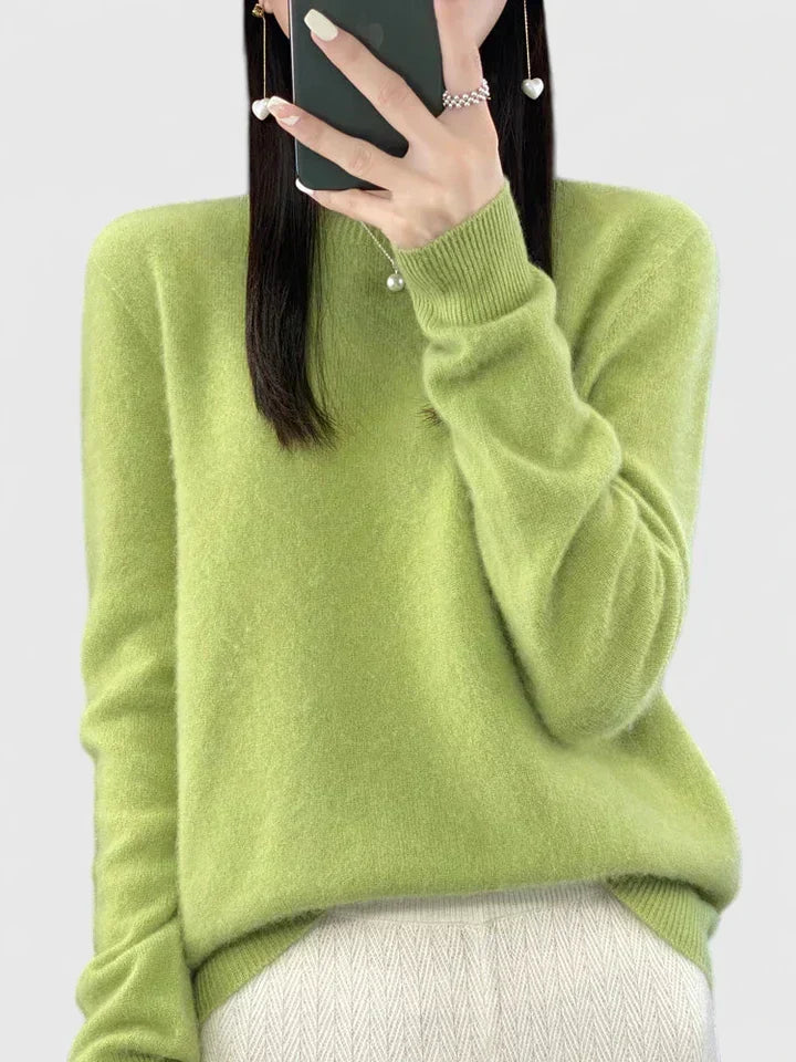 Classic women's crew neck sweater, embodying timeless style and everyday comfort.