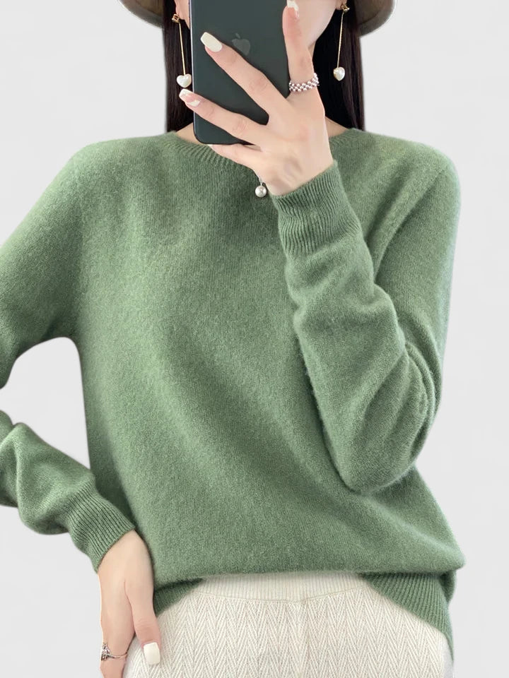 Relaxed fit women's pullover, a fall essential for versatile and casual outfits.