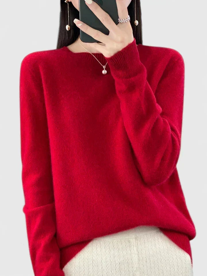 Fall essential women's crew neck pullover, combining comfort with versatile style.