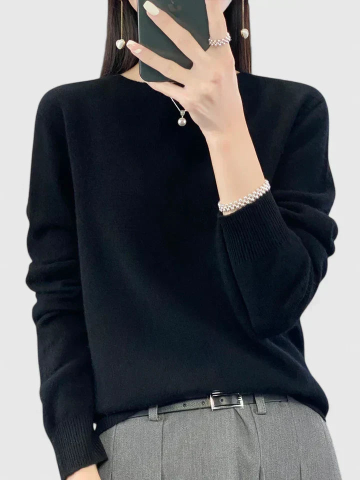 Comfortable round neck women's knitwear, a versatile choice for winter outfits.