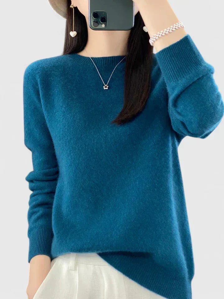 Stylish women's crew neck sweater, offering a relaxed fit and everyday comfort.