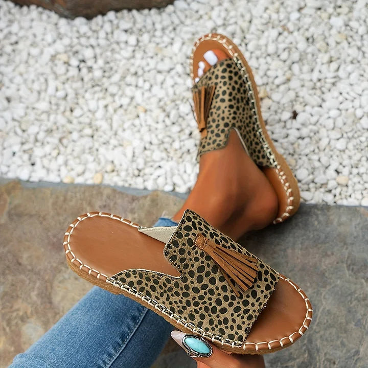 Chic vibrant women's flat sandals, combining fashion and comfort for warm weather.