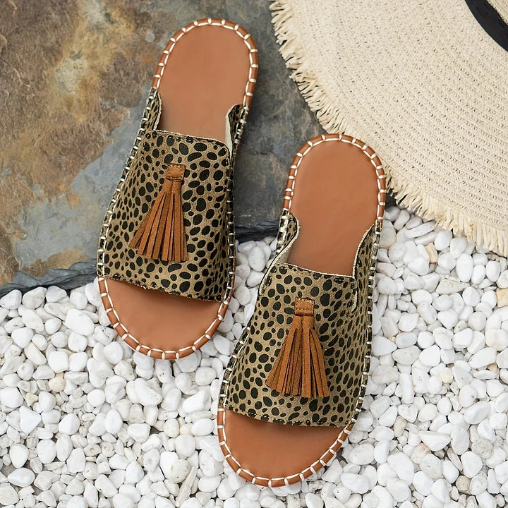 Lightweight & comfortable women's flat sandals, ideal everyday summer footwear.