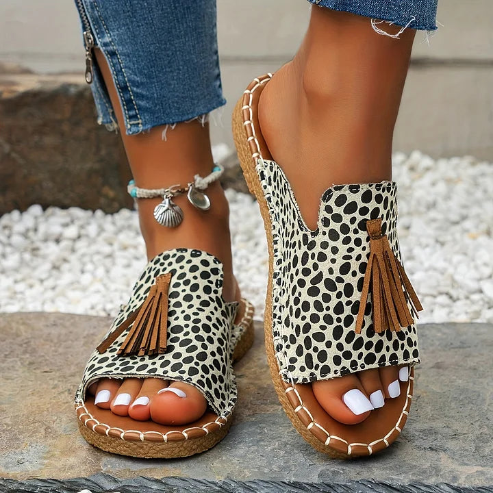 Comfortable women's flat sandals for everyday wear, vacation, and beach style.