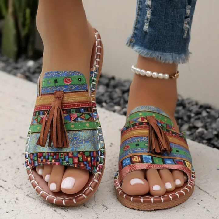 Versatile women's vibrant flat sandals, great for everyday, beach, or travel comfort.