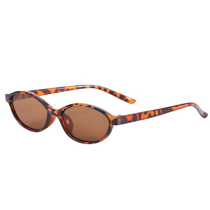 Chic women's retro 90s cat-eye sunglasses, vintage fashion accessory for eye protection, UV400 certified.
