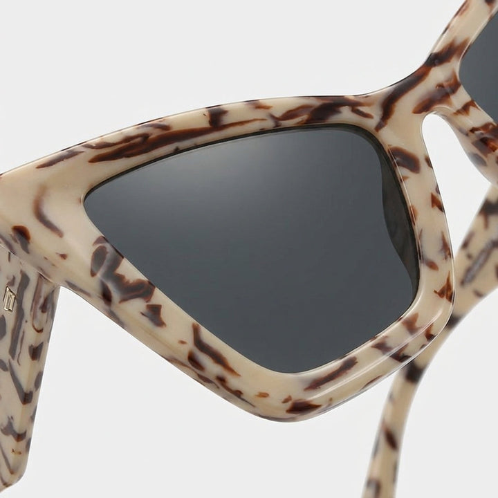 Fashionable women's oversized cat eye sunglasses, a vintage statement piece for any look.