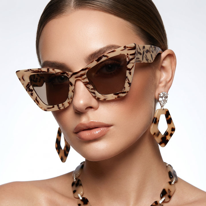 Women's retro oversized cat eye sunglasses, lightweight and stylish vintage fashion eyewear.