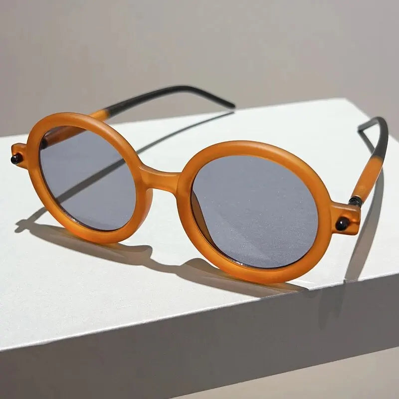 Women's fashion sunglasses: circular vintage design, ideal for beach trips, UV400 protection.