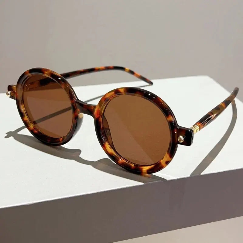 Women's accessories: chic vintage round sunglasses, featuring high-quality UV400 lenses.