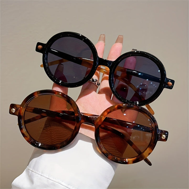 Stylish round retro sunglasses for women, featuring essential UV400 sun protection.