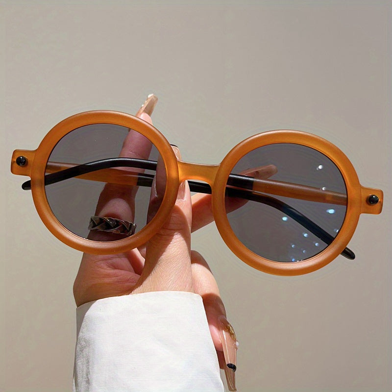 Fashionable women's eyewear: vintage round sunglasses for summer beach style, UV400.
